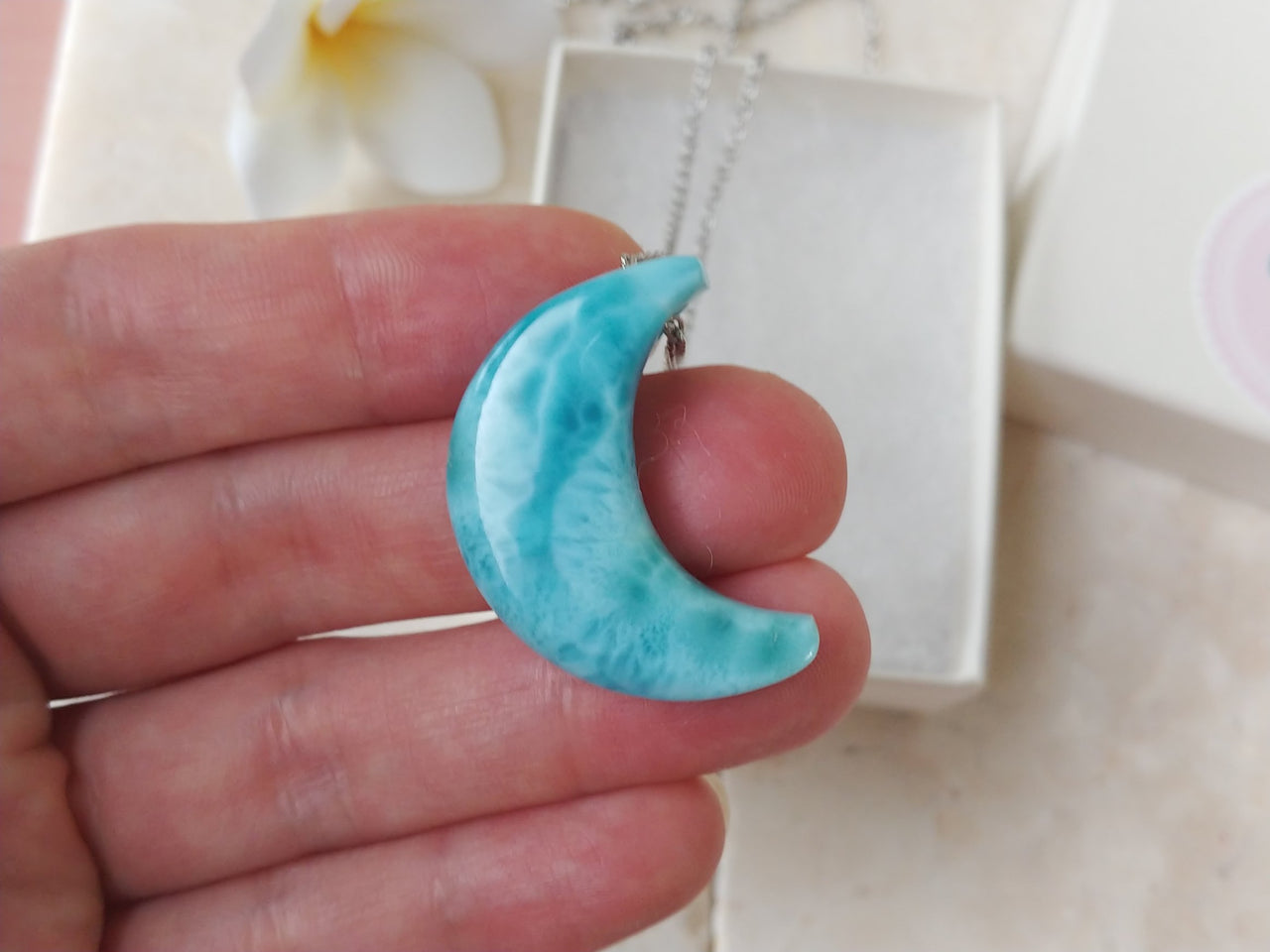 Larimar elegante luna creciente pendant