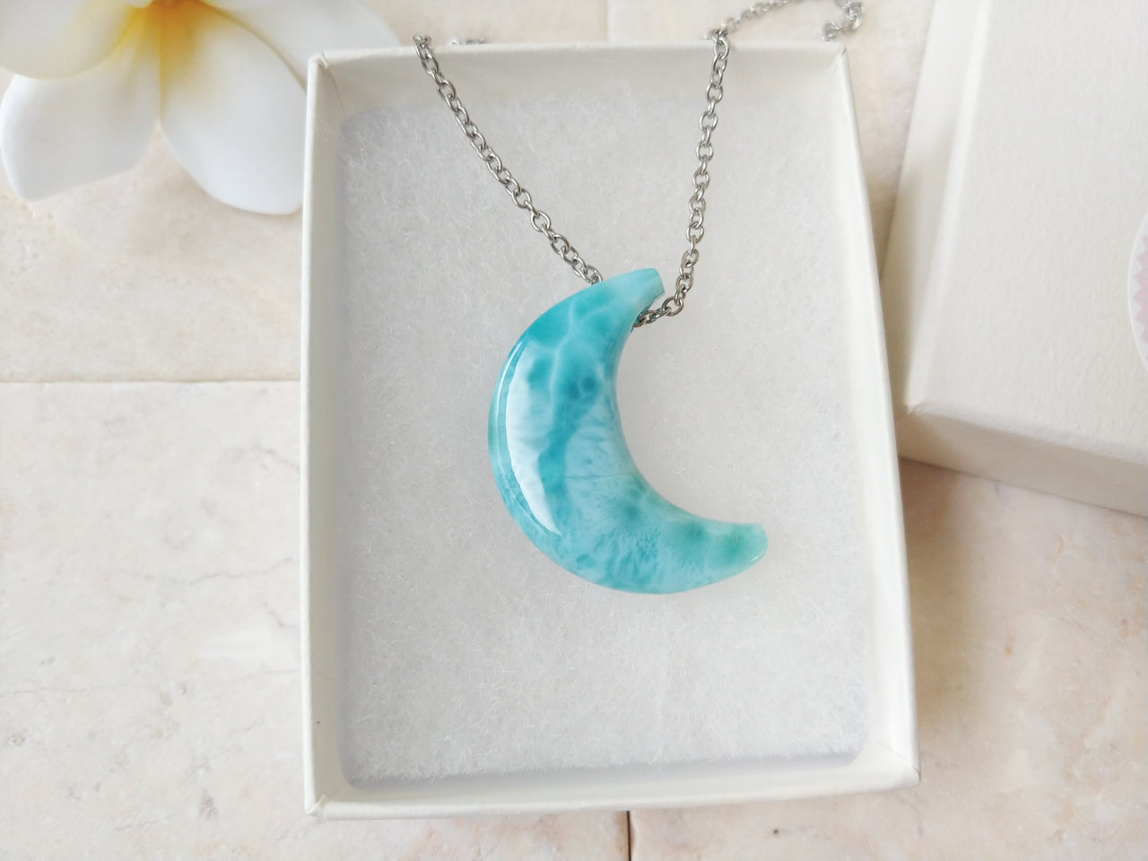 Larimar elegante luna creciente pendant